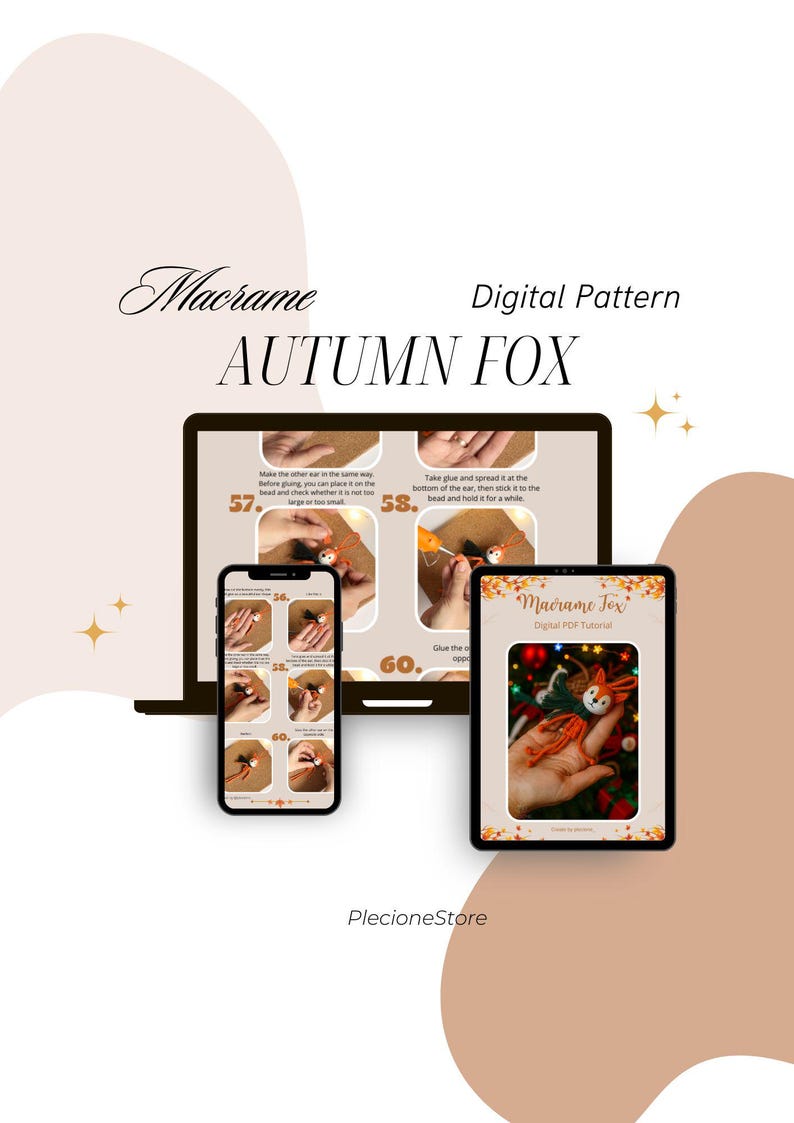 Pu&ograve; includere: Modello digitale di macram&egrave; Autumn Fox, visualizzato su computer, telefono e tablet. Gli schermi mostrano istruzioni passo passo con immagini ravvicinate. Lo sfondo &egrave; beige chiaro con accenti di stelle dorate.