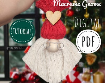 Puede incluir: Un adorno de gnomo de macramé rojo y blanco con un corazón de madera y gafas. El adorno está colgado de una cuerda y tiene un globo de diálogo verde con la palabra "TUTORIAL" en él. El texto "Macrame Gnome DIGITAL PDF" también es visible en la imagen.