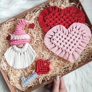 Valentinstag Geschenkbox, handgefertigtes Makramee-Dekor-Set mit Gnom, Herz-Untersetzer, Schlüsselbund, einzigartiges romantisches Geschenk