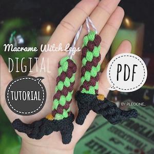 Könnte beinhalten: Ein digitales PDF-Tutorial zum Herstellen von Makrame-Hexenbeinen. Die Beine sind grün und braun mit schwarzen Schuhen. Der Text "Macrame Witch Legs DIGITAL TUTORIAL PDF BY PLECIONE_" ist im Bild sichtbar.
