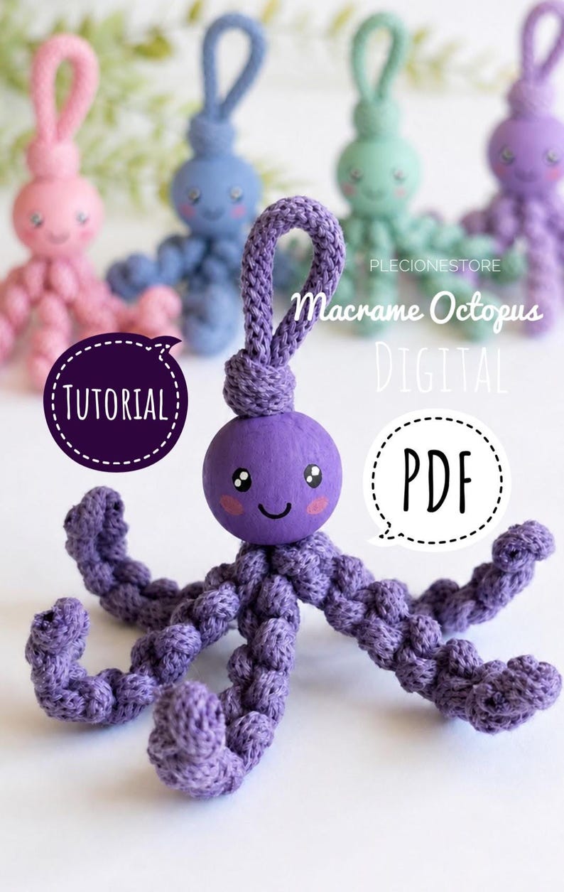 Puede incluir: Un pulpo de macram&eacute; morado con una cara sonriente y ocho tent&aacute;culos. El pulpo tiene un lazo para colgar y forma parte de un tutorial. La imagen tambi&eacute;n incluye otros pulpos coloridos en el fondo. El texto en la imagen dice "Macrame Octopus DIGITAL PDF".