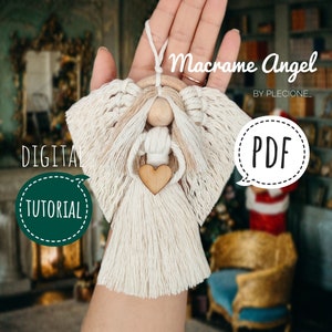 Könnte beinhalten: Handgefertigter Makramee-Engel mit Holzkopf und Herz. Der Engel hat cremefarbene Flügel und einen gefransten Rock. Das Bild enthält den Text "Macrame Angel" und "Digital Tutorial PDF".