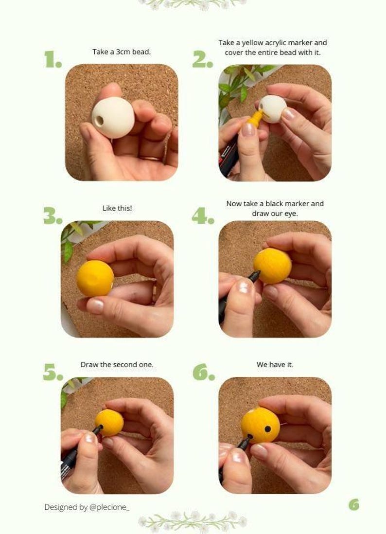 Op de afbeelding: Stapsgewijze instructies voor het maken van een klein, geel, rond object. Het proces omvat een kraal van 3 cm, een gele acrylmarker en een zwarte marker. De tekst in de afbeelding luidt: "Neem een kraal van 3 cm", "Neem een gele acrylmarker en bedek de hele kraal ermee".