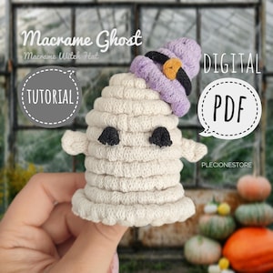 Könnte beinhalten: Ein weißer Makramee-Geist mit einem lila Hexenhut und schwarzen Augen. Der Geist wird in einer Hand gehalten. Das Bild enthält den Text "Macrame Ghost", "Macrame Witch Hat", "Tutorial", "Digital PDF" und "Plecionestore".