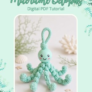 Puede incluir: Un pulpo de macram&eacute; hecho a mano en tonos turquesa. El pulpo tiene una cabeza redonda con una cara sonriente y ocho tent&aacute;culos texturizados. La imagen incluye el texto "Macrame Octopus Digital PDF Tutorial".