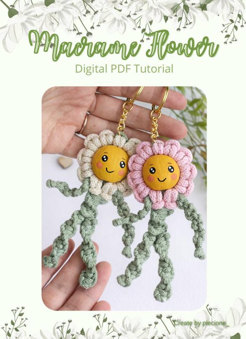Op de afbeelding: Twee handgemaakte macram&eacute; bloem sleutelhangers. E&eacute;n heeft een cr&egrave;mekleurige bloem, de andere is roze. Beide hebben gele gezichten met lachende uitdrukkingen en groene stelen en benen. De tekst "Macrame Flower Digital PDF Tutorial" staat bovenaan.