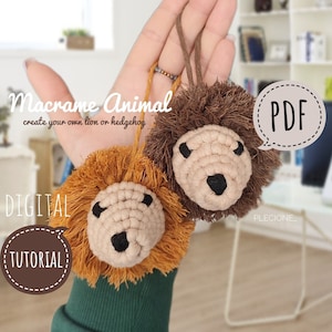 Puede incluir: Un tutorial digital para crear figuras de animales de macramé en forma de león y erizo. La imagen muestra una mano sosteniendo dos figuras terminadas, una marrón y otra naranja, con el texto "Macrame Animal create your own lion or hedgehog DIGITAL TUTORIAL PDF" visible.