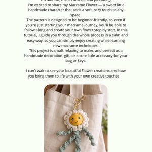 Op de afbeelding: Een handgemaakte macram&eacute; bloem sleutelhanger met een gele gezicht en witte bloemblaadjes, bevestigd aan een beige tas. De bloem heeft groene armen en benen. De tekst "Hello my Dears!" staat bovenaan.