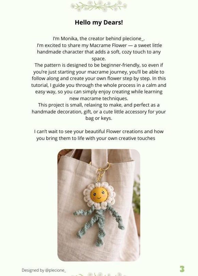 Op de afbeelding: Een handgemaakte macram&eacute; bloem sleutelhanger met een gele gezicht en witte bloemblaadjes, bevestigd aan een beige tas. De bloem heeft groene armen en benen. De tekst "Hello my Dears!" staat bovenaan.