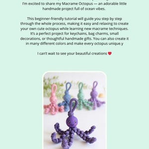 Puede incluir: P&aacute;gina de un tutorial con llaveros de pulpo de macram&eacute; hechos a mano. La imagen principal muestra un llavero de pulpo morado enfocado, con otros cuatro en rosa, azul, verde y morado en el fondo. El texto dice "Hello my Dears!" y "Macrame Octopus".