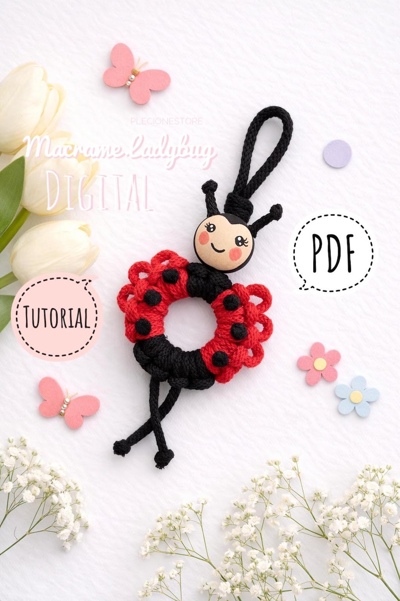 Puede incluir: Un llavero de mariquita de macram&eacute; hecho a mano con un dise&ntilde;o rojo y negro. La mariquita tiene una cara sonriente y est&aacute; rodeada de elementos decorativos, incluyendo mariposas y flores. La imagen tambi&eacute;n incluye el texto "Macrame ladybug DIGITAL TUTORIAL PDF".