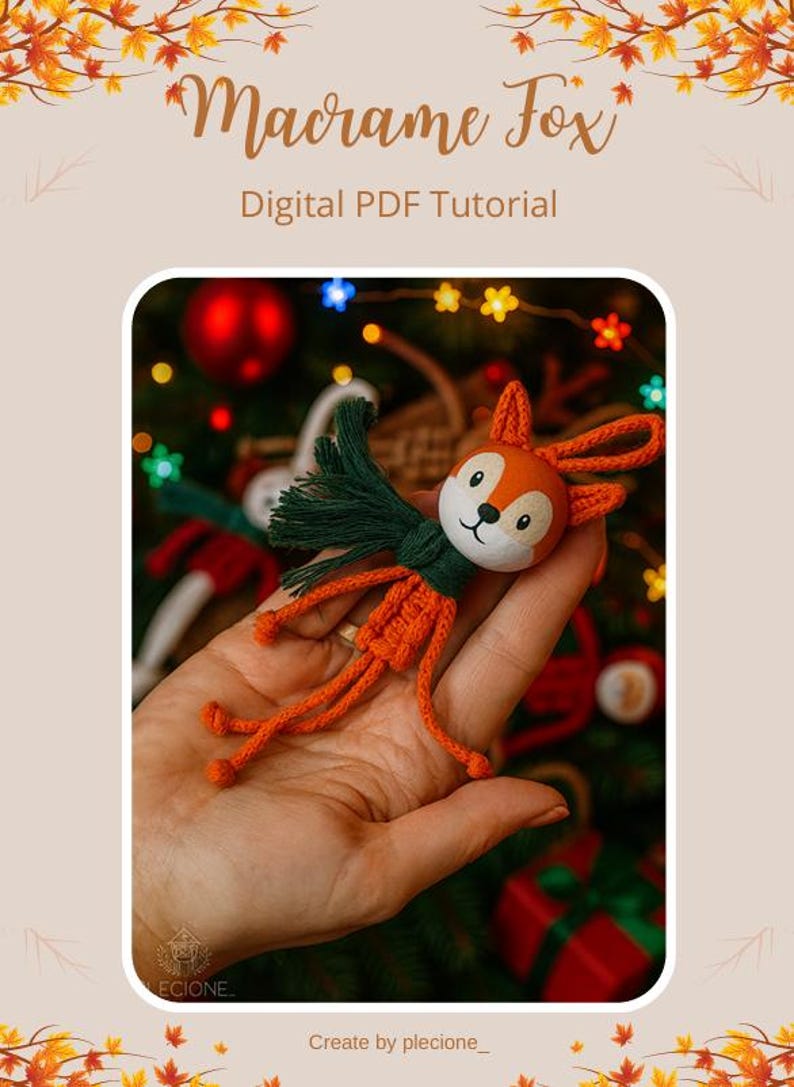 Pu&ograve; includere: Ornamento a forma di volpe in macram&egrave; fatto a mano con dettagli arancioni e verdi. La volpe ha un viso bianco con occhi neri e un naso nero. Il testo "Macrame Fox" e "Digital PDF Tutorial" &egrave; visualizzato in alto.