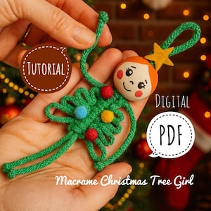 Puede incluir: Adorno navideño de macramé hecho a mano con forma de niña árbol. El árbol de macramé verde tiene pompones de colores y una cara sonriente con pelo naranja y una estrella amarilla. También se ve el texto "Tutorial" y "Digital PDF".