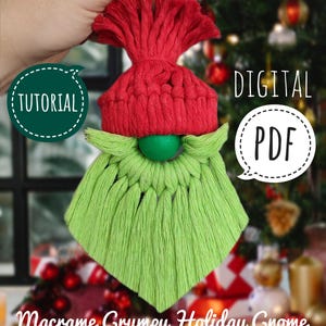 Könnte beinhalten: Ein digitales PDF-Tutorial zum Basteln einer Macrame-Grinch-Weihnachtsfigur. Der Gnome ist rot und grün mit einer grünen Holzperle als Nase. Der Text "DIGITAL PDF" und "TUTORIAL" befindet sich in Sprechblasen.