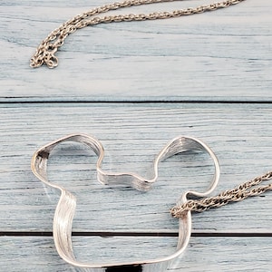 Puede incluir: Una taza de cer&aacute;mica blanca con un asa negra y el texto "But First, Coffee" en negro y negrita. La taza probablemente tiene un tama&ntilde;o de 310-425 ml, perfecta para una bebida matutina.