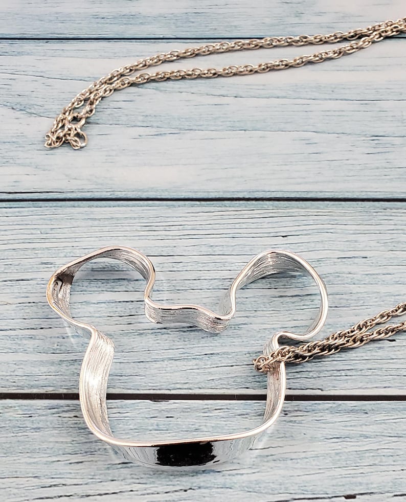 Puede incluir: Una taza de cer&aacute;mica blanca con un asa negra y el texto "But First, Coffee" en negro y negrita. La taza probablemente tiene un tama&ntilde;o de 310-425 ml, perfecta para una bebida matutina.