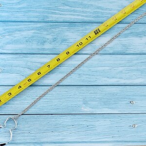 Puede incluir: Un juego de tres tazas de cer&aacute;mica con acabado mate moteado. Las tazas son de color crema, gris claro y gris oscuro. Cada taza tiene un dise&ntilde;o simple y minimalista.