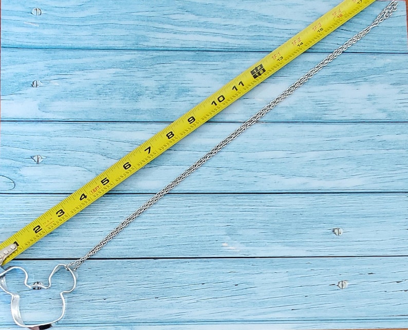 Puede incluir: Un juego de tres tazas de cer&aacute;mica con acabado mate moteado. Las tazas son de color crema, gris claro y gris oscuro. Cada taza tiene un dise&ntilde;o simple y minimalista.