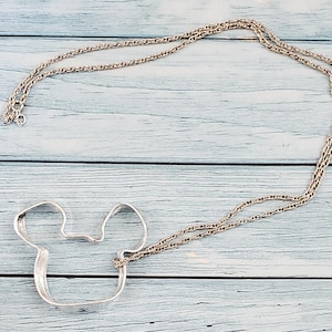 Puede incluir: Un letrero de madera r&uacute;stica con el texto "Welcome to our home" en un estilo manuscrito. El letrero presenta un acabado envejecido y un dise&ntilde;o sencillo y acogedor, perfecto para un porche o entrada.