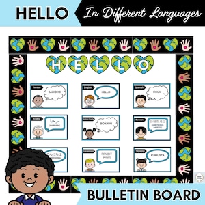 Puede incluir: Un colorido tablón de anuncios con la palabra "HELLO" en diferentes idiomas. El tablero presenta ilustraciones de niños y bocadillos con saludos en varios idiomas, incluido el español y el japonés. El texto "BULLETIN BOARD" está en la parte inferior.