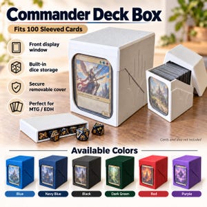 Op de afbeelding: Een witte Commander Deck Box met een displayvenster aan de voorzijde voor een ruilkaart, een afneembaar deksel en een apart opbergvak voor dobbelstenen. De doos biedt plaats aan 100 kaarten in hoesjes. Verkrijgbaar in blauw, marineblauw, zwart, donkergroen, rood en paars.