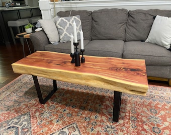 Mesa de centro de cedro macizo con borde natural para interior y exterior