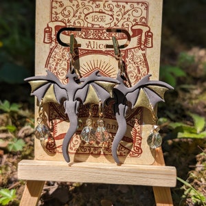 Das Viserion | Zierliche Drachen | Mauve Lila mit Gold Flügel Clay Ohrringe