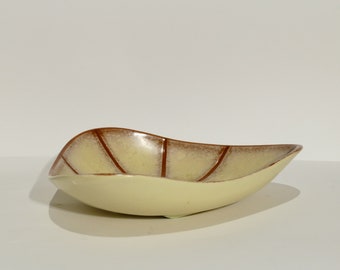Vintage ceramic bowl, Mid Century, West German Pottery, Uebelacker Keramik, 1950s, shell decor, cream white, dark red