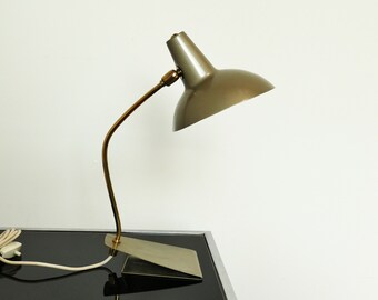 Tischlampe, Art déco Stil, silbergrau, gold, gefaltetes Metall, Schnurschalter, 50er Jahre, Hexenhutschirm