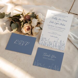 Elegante Franse blauwe botanische wilde bloemen bruiloft uitnodigingsbundel | Save the Date, uitnodigen, reageren, menu, details, tafelkaart – Canva-sjabloon