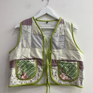 Gilet patchwork riciclato con laccetti floreali sul davanti, stile boho, fatto a mano, con tasche.