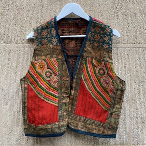 Vintage patchworkväst – broderad quiltad boho folkväst i färgglad 90-talsstil