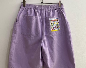 Pantalones cortos bermuda morados vintage con divertido parche de olas, cintura alta, estilo años 90, ideales para surf.