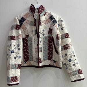 Jaqueta patchwork acolchoada reciclada com estampa floral, estilo cottagecore, folk e boho.