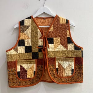 Återvunnen vintage quiltväst – handgjord patchwork quiltad väst brun folk boho