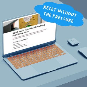 Pode incluir: Um ecrã de computador portátil que mostra um site com o texto "ADHD Reset Hub: When Everything Feels Like a Mess" e uma nuvem azul com o texto "Reset Without The Pressure".