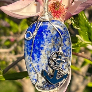 Drahtgewickelter Lapislazuli Anhänger mit Anker.