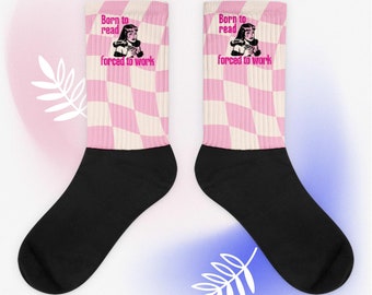 Ensemble de chaussettes Born To Read, produits livresques, accessoires charbon, cadeau lecteur, cadeau amateur de lecture, booktok bibliophile, merchandising Tropes