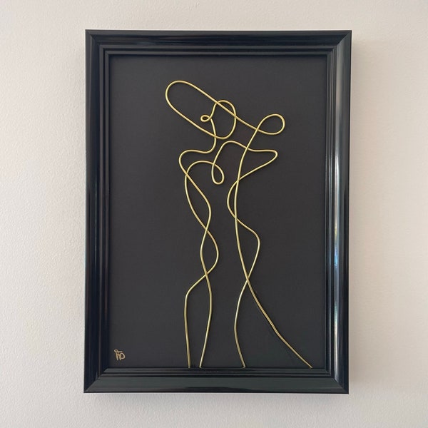 La mondaine - Cadre - Décoration murale  - silhouette d'une femme en fil d'aluminium doré