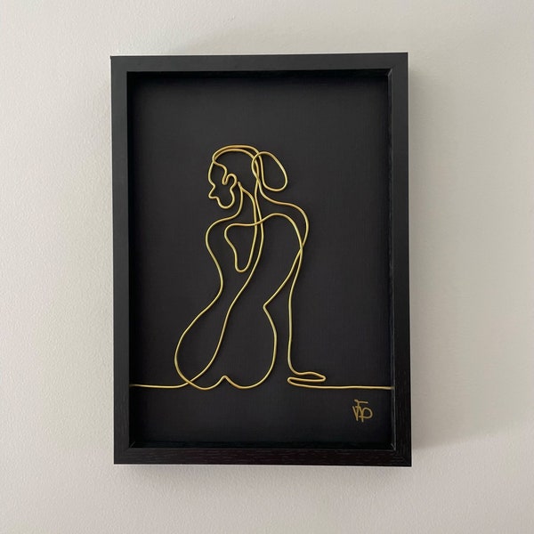 Dos nu - Cadre - Décoration murale  - silhouette d'une femme assise en fil d'aluminium doré