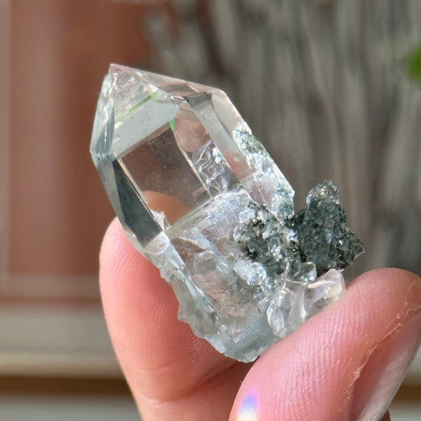 22g | Wasserklare hohe Höhe Himalaya-Quarz-Kristall-Stein-Cluster mit grünem Chlorit | Grad Klarheit | Aus Indien | Natur Roh | Samadhi