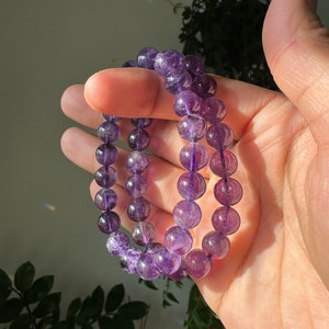 Gemmy Amethyst Dehnbares Perlen Armband 8mm | Saftiger Lila Edelstein Kristall | Alle Chakra Heilung Edelstein Schmuck | Geschenk für Sie & Ihn