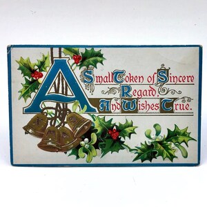 Postal navideña vintage en relieve - Tarjetas de Navidad de Navidad, Saludos Deseos, Campanas de Navidad, Muérdago, Bayas de hojas de acebo, Azul y Oro