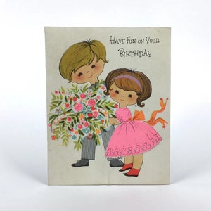 Cartão de aniversário vintage dos anos 60 por cartões Forget-Me-Not - Mod Girl & Boy com buquê de flores coloridas - Cartão de aniversário divertido retrô, usado
