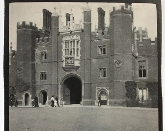 vintage 1800s photo - Hampton Court Palace, English Victorian Snapshot, Candid Photograph, Day Tripper, Sightseeing, British Royalty