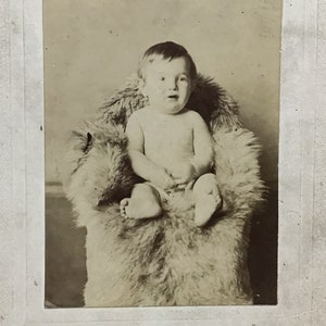 Antyczna kartka z obrazkiem uroczego dziecka siedzącego na pokrytym futrem krześle - Retro noworoczne dziecko - Vintage Studio Portrait Photo, Rich Babies