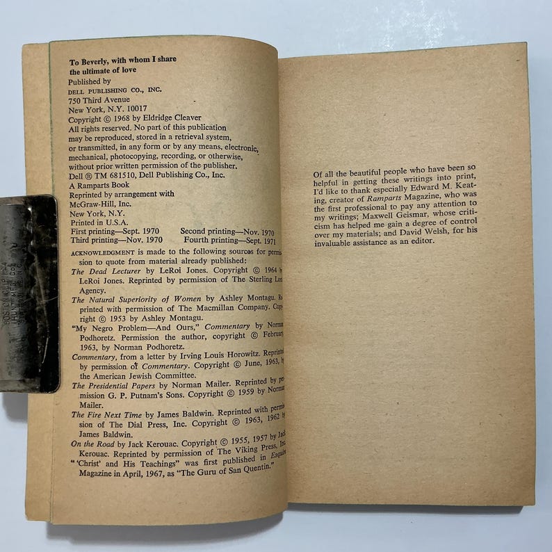 Puede incluir: Un libro abierto con p&aacute;ginas de color beige que muestra informaci&oacute;n de derechos de autor y publicaci&oacute;n a la izquierda y una secci&oacute;n de agradecimientos a la derecha. El texto incluye detalles sobre Dell Publishing Co., Inc. y varias fuentes.