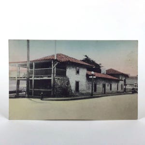 Old Custom House, Monterey, Kalifornien - Vintage c.1930s Hand kolorierte Alberttype ungenutzte Postkarte, frühes Kalifornien Architekturfoto