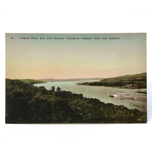 Hudson River Day Line Dampfer ""Hendrick Hudson"" aus der Nähe von Catsstill, New York - Vintage c.1930s handkolorierte Alberttype ungestempelte Postkarte."