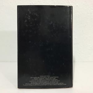 Op de afbeelding: Een set van drie keramische vazen in verschillende maten. De vazen hebben een matte afwerking in cr&egrave;me, beige en bruine tinten. De hoogste vaas is ongeveer 25 cm hoog.